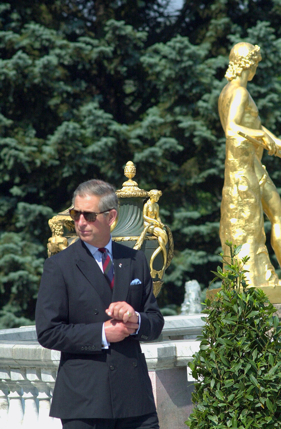 Prinz Charles von Wales, der sich derzeit zu einem dreitägigen Arbeitsbesuch in Petersburg aufhält, besucht die Sommerresidenz des Zaren in Peterhof.