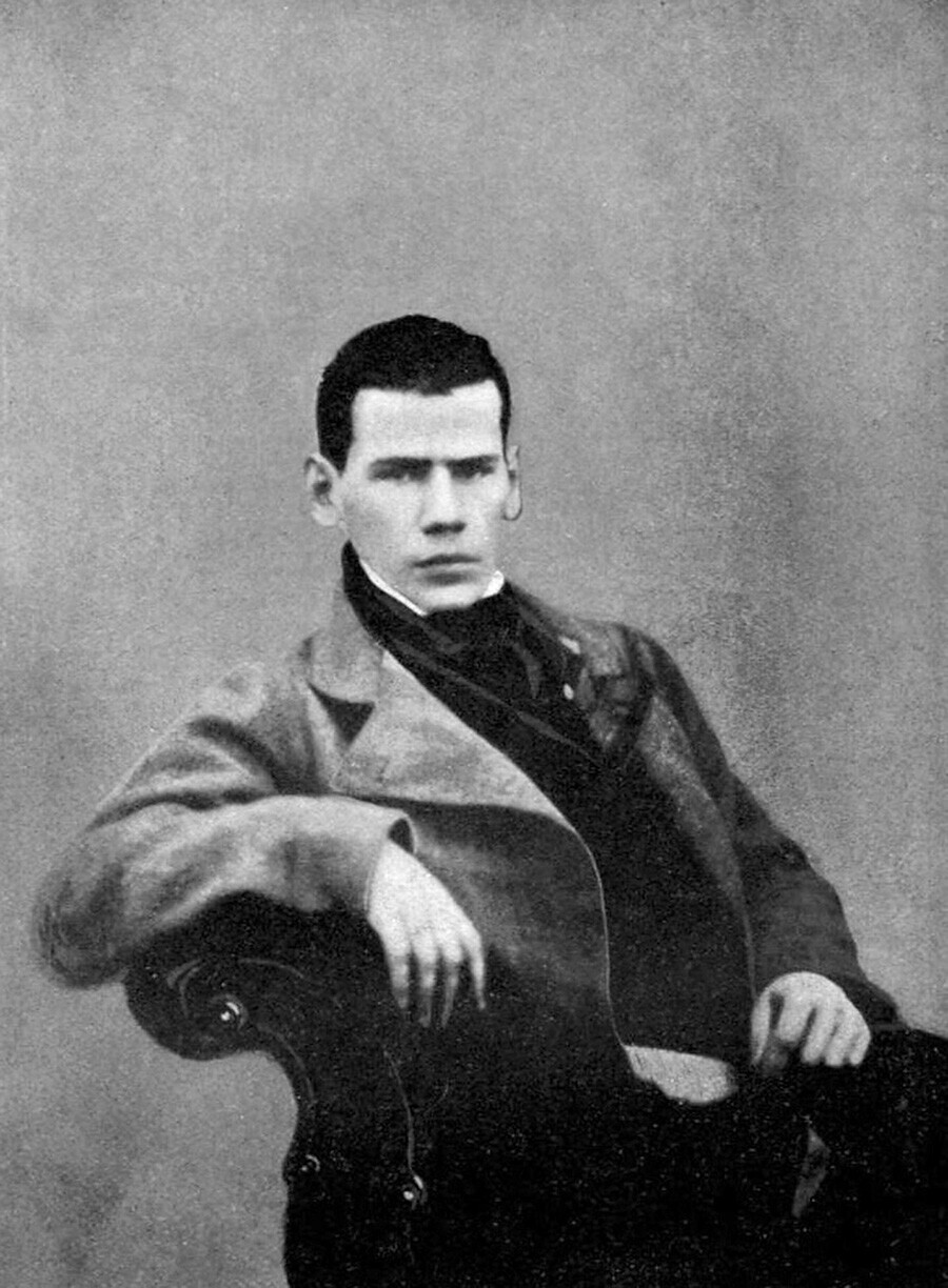 Leo Tolstoy, penulis Rusia, saat berusia 20