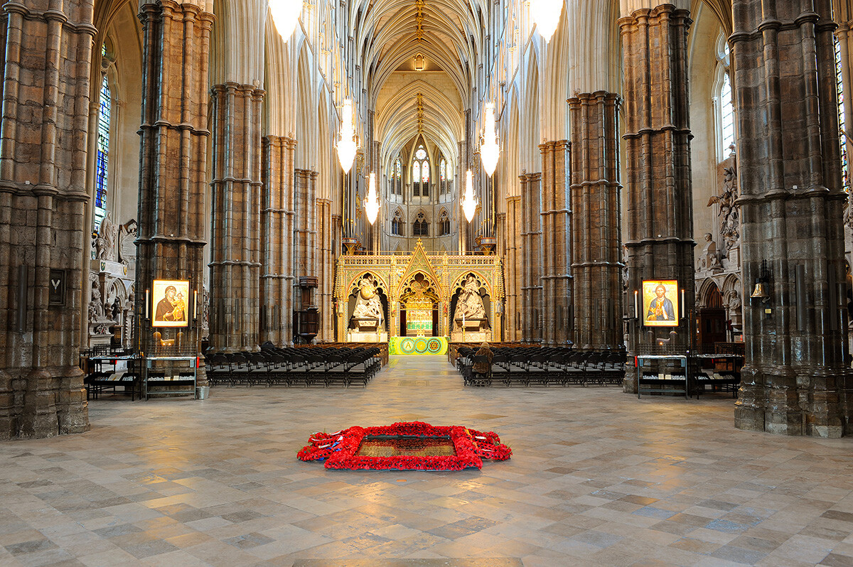 Pemandangan dari Pintu Besar Barat menghadap ke timur di Westminster Abbey, pusat Kota London. Ikon-ikon Ortodoks terlihat di kira dan kanan aula.