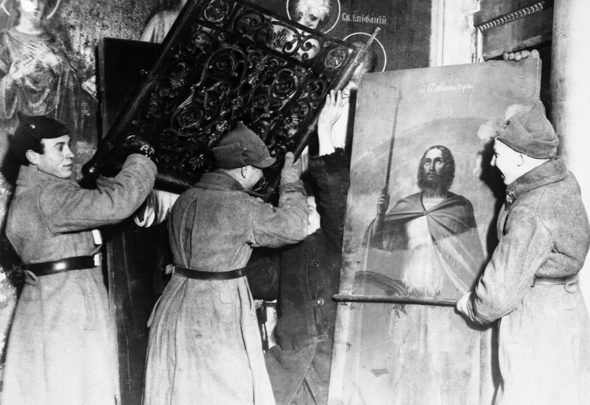 Красноармейцы выносят церковную утварь из Симонова монастыря в Москве, 1923 год