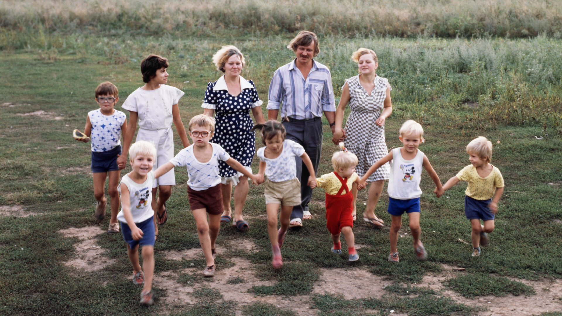 La famiglia Panovich durante una passeggiata nella regione di Orenburg

