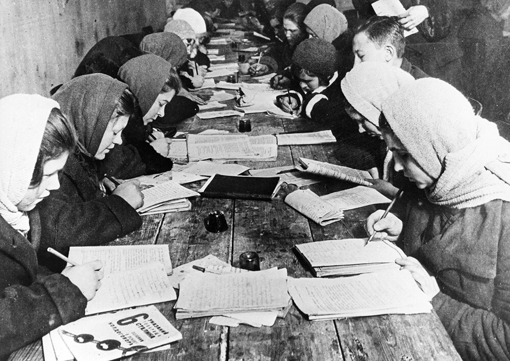 Kelas melek huruf untuk pekerja pabrik di Moskow, 1932.