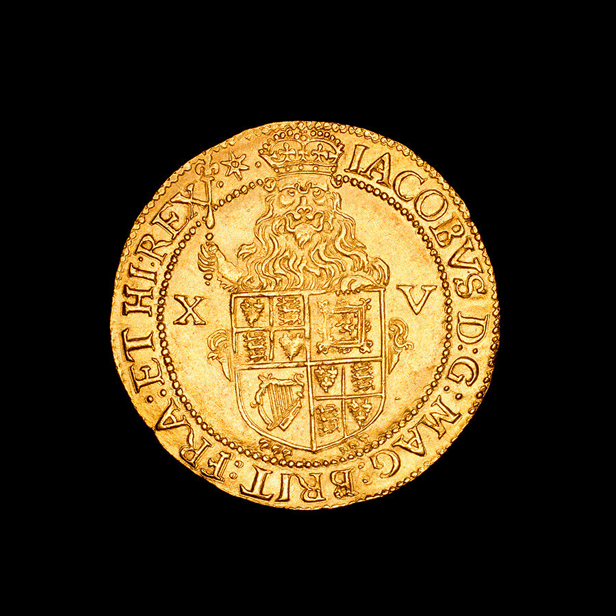 Moneda de oro martillado del Ryal, 15 chelines, Jaime I. Nótese la inscripción del nombre del monarca en la parte superior izquierda de la moneda: IACOBVS