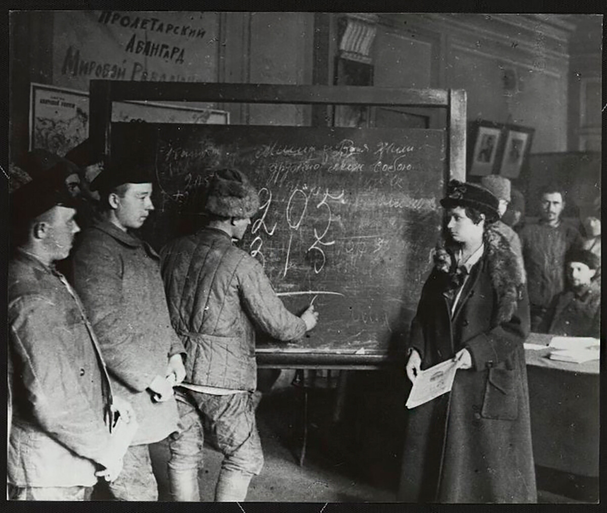 Clases para eliminar el analfabetismo, organizadas en el Rincón Rojo, distrito de Petrogrado, 1920 