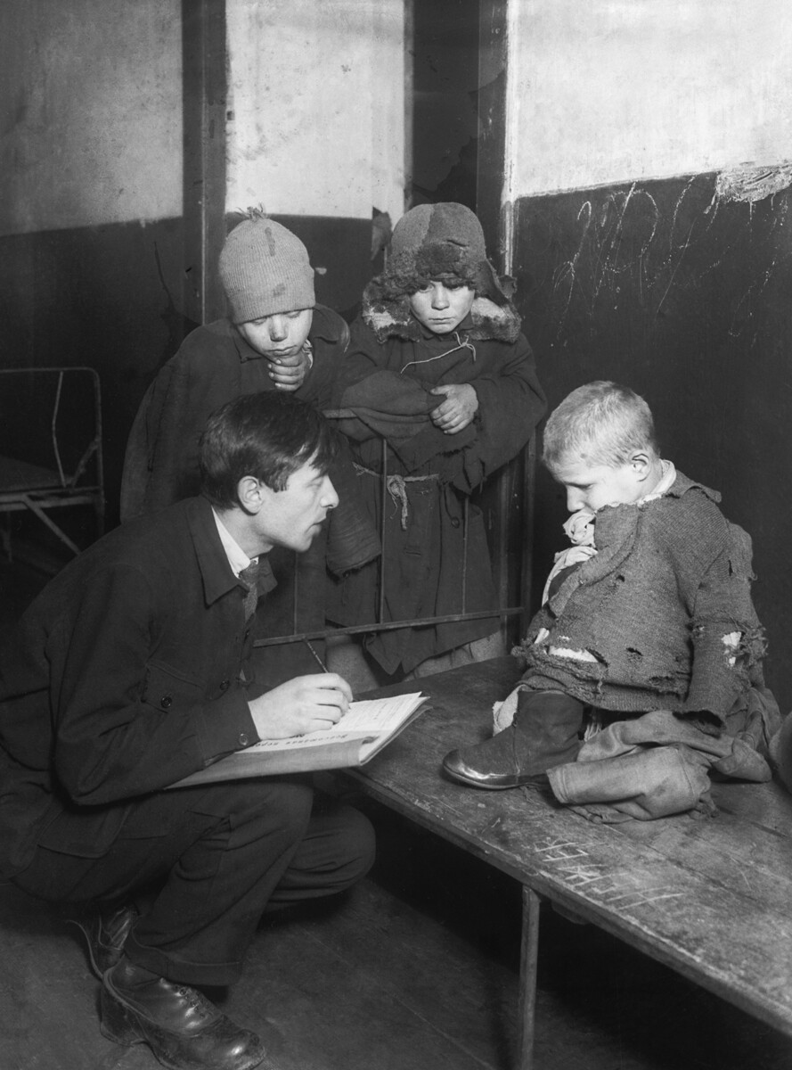 Un censo de niños de la calle, 1926. La fecha y el lugar exactos de la foto no se han podido determinar. 