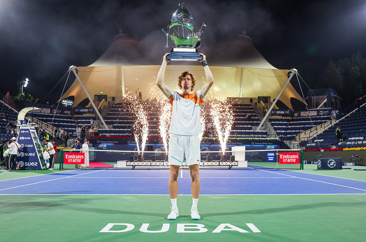 Andrey Rublev memegang trofi Dubai Duty Free Tennis pada 26 Februari 2022 di Dubai, Uni Emirat Arab
