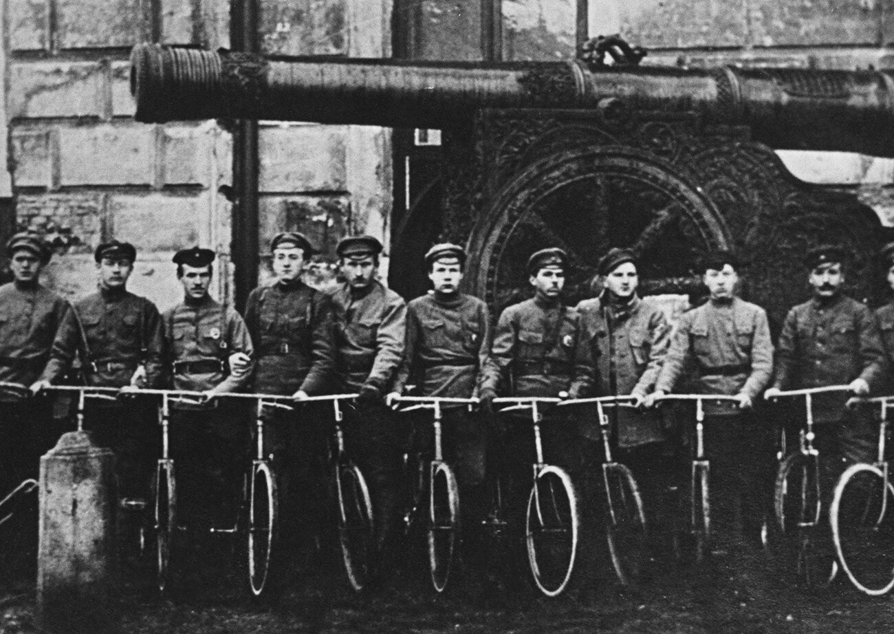 April-oktober, 1918. RSFSR. Moskva. Ekipa kolesarjev-komunikatorjev Rdečih latvijskih strelcev v Kremlju