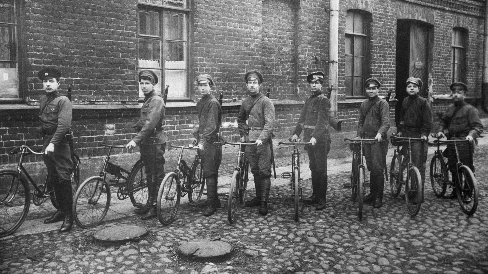 Oktober 1918. RSFSR. Petrograd. Vojaški kolesarji oddelka Sovnarkom na eni od mestnih ulic med Državljansko vojno