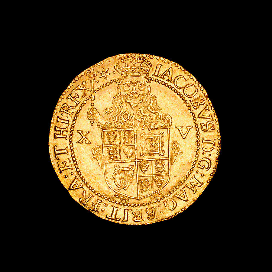 Kovani zlati kovanec Ryal, 15 šilingov, James I. V levem zgornjem kotu kovanca je izpisano ime monarha: IACOBVS