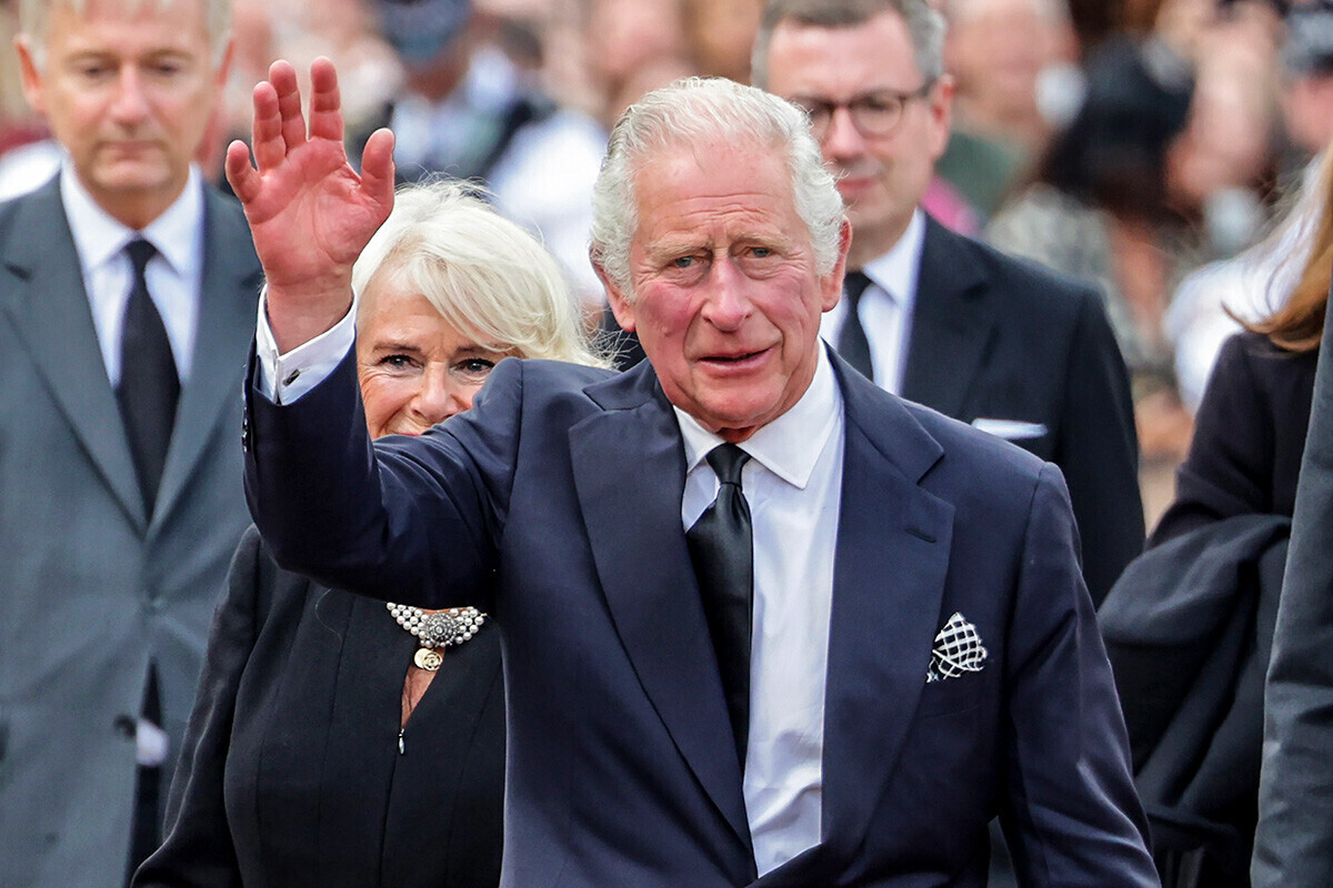 Kralj Karel III. pozdravlja javnost po ogledu cvetličnih poklonov kraljici Elizabeti II. pred Buckinghamsko palačo, 9. septembra 2022 v Londonu, Velika Britanija