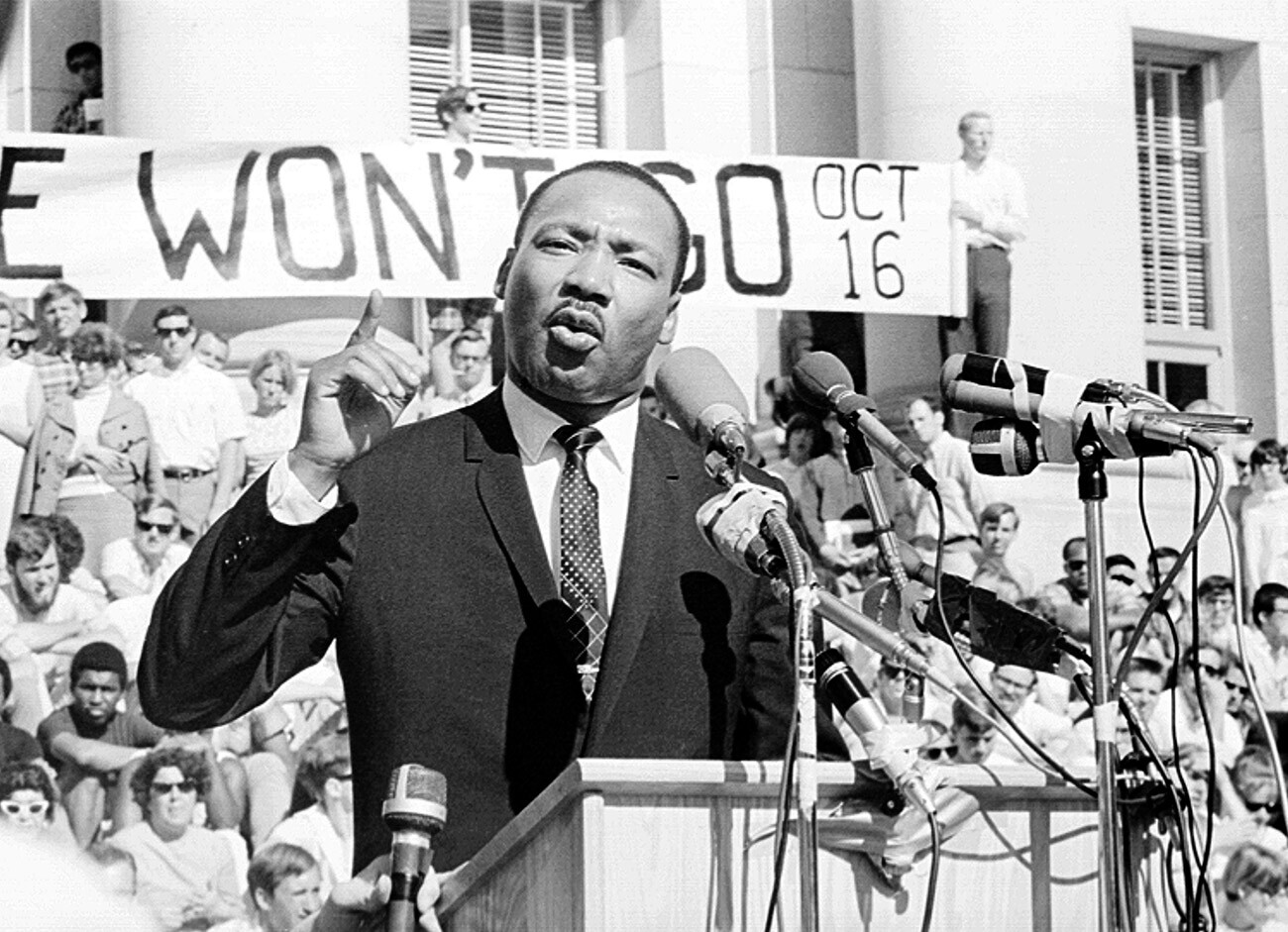 Pendeta Martin Luther King, Jr., pemimpin hak-hak sipil Amerika, menyampaikan pidato di hadapan sekitar 7.000 orang pada 17 Mei 1967 di Sproul Plaza Universitas California, di Berkeley, California.