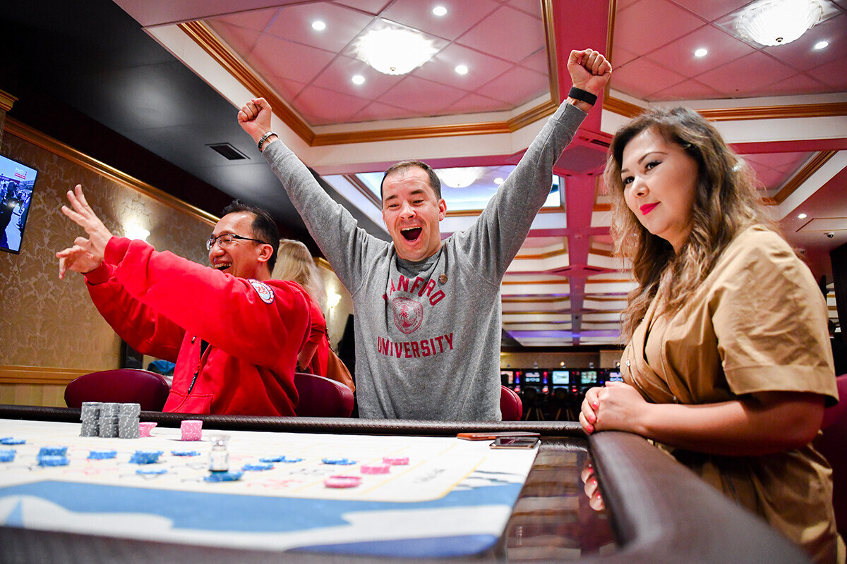 Orang-orang memainkan permainan Roulette di kasino Altayskiy Palace di zona perjudian Siberian Coin.