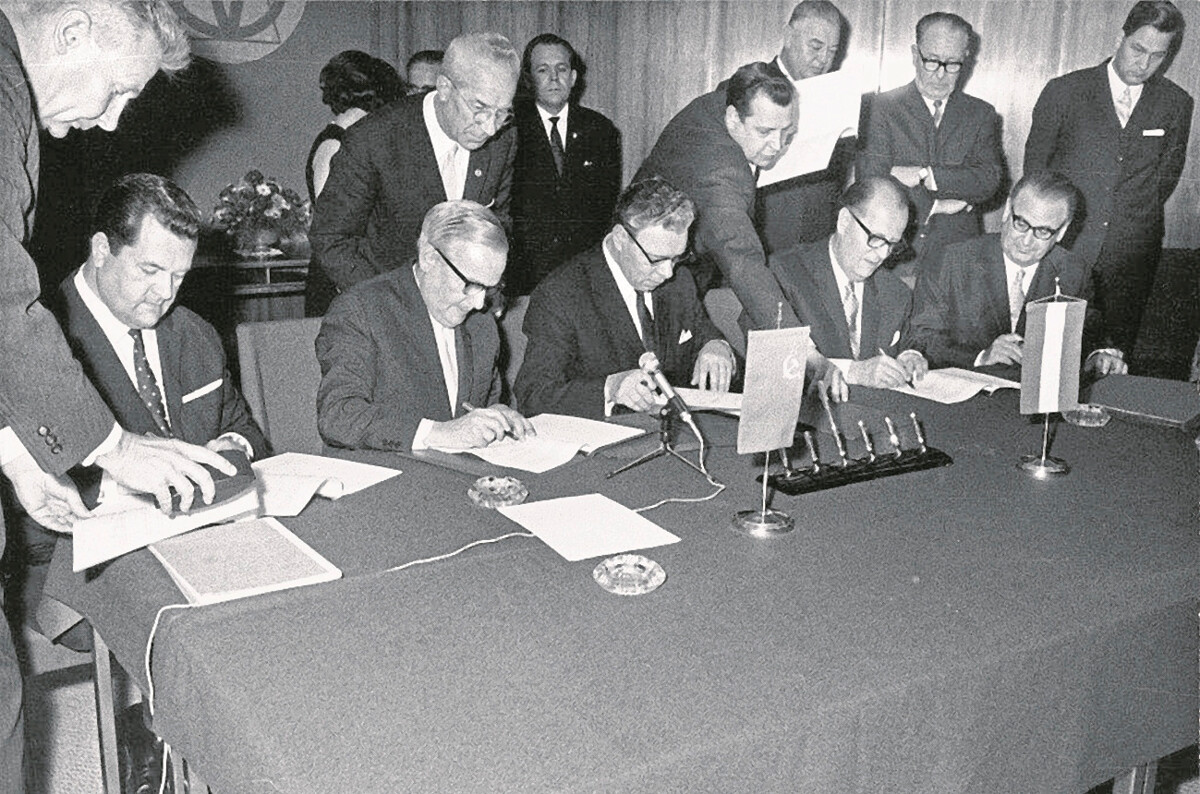 Unterzeichnung des Vertrags über Erdgaslieferungen aus der UdSSR nach Österreich, 1968.