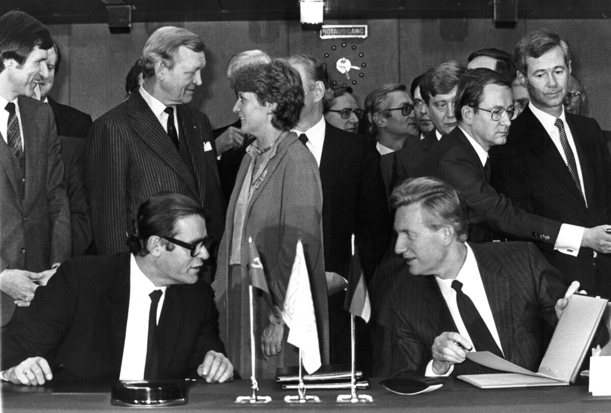 Јуриј Барановски (лево), директор за извоз на советскиот гас, и Клаус Лизен (десно) од Извршниот одбор на Ruhrgas AG го потпишаа на 20 ноември 1981 година договорот за испорака на советски гас во Германија.

