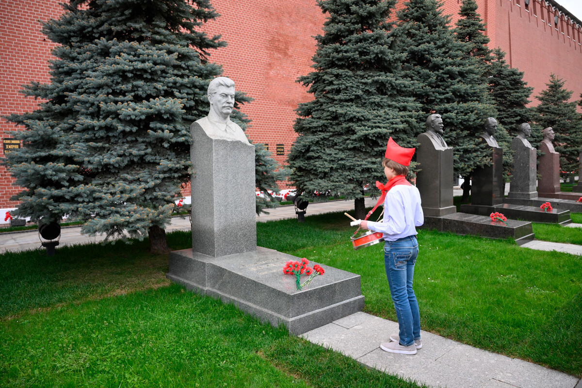 Stalin's modern-day grave next to the kremlin walls