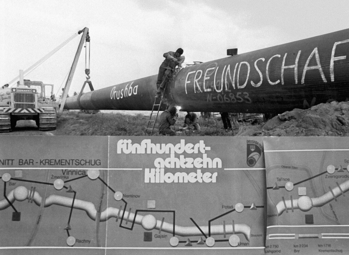Trabajadores de la soldadura de gas unen otra sección de tuberías en la frontera Orenburg-Oeste del gasoducto de la URSS, 1976.