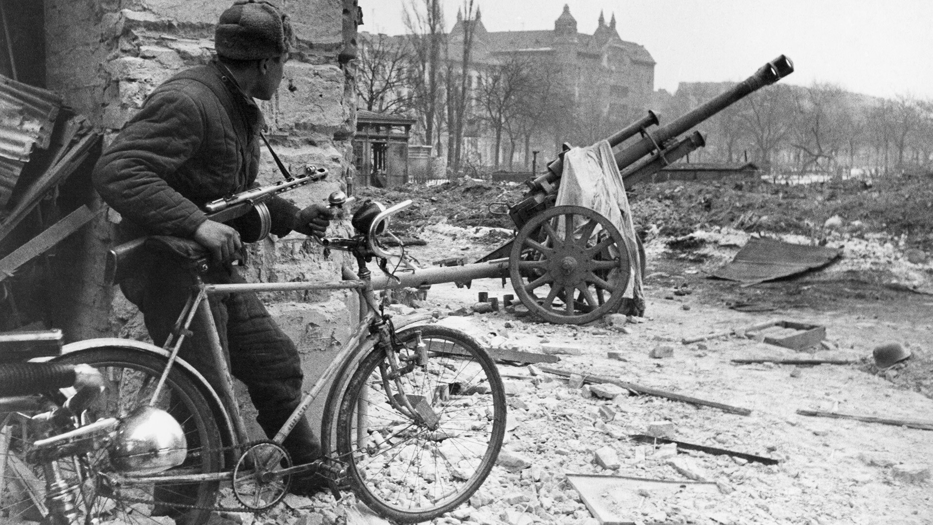 ドイツ軍が占領した地域を観察している赤軍の自転車部隊員、ブダペストにて、1945年2月5日