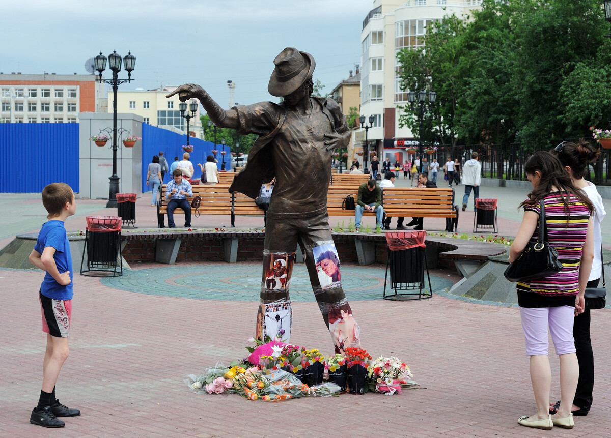 Prebivalci Jekaterinburga pred spomenikom Michaela Jacksona, postavljenim na ulici Vajnera