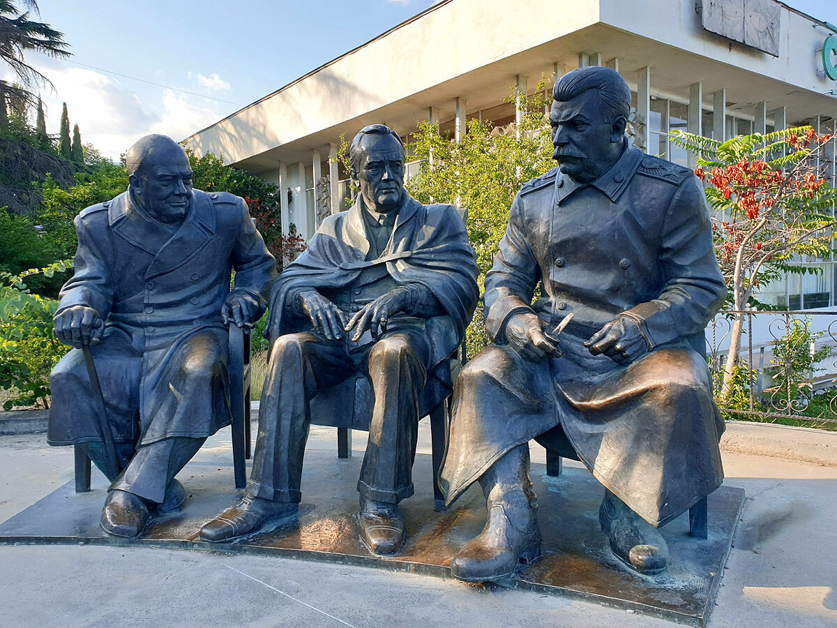 Spomenik Stalinu, Rooseveltu in Churchillu v parku Livadijske palače, Jalta