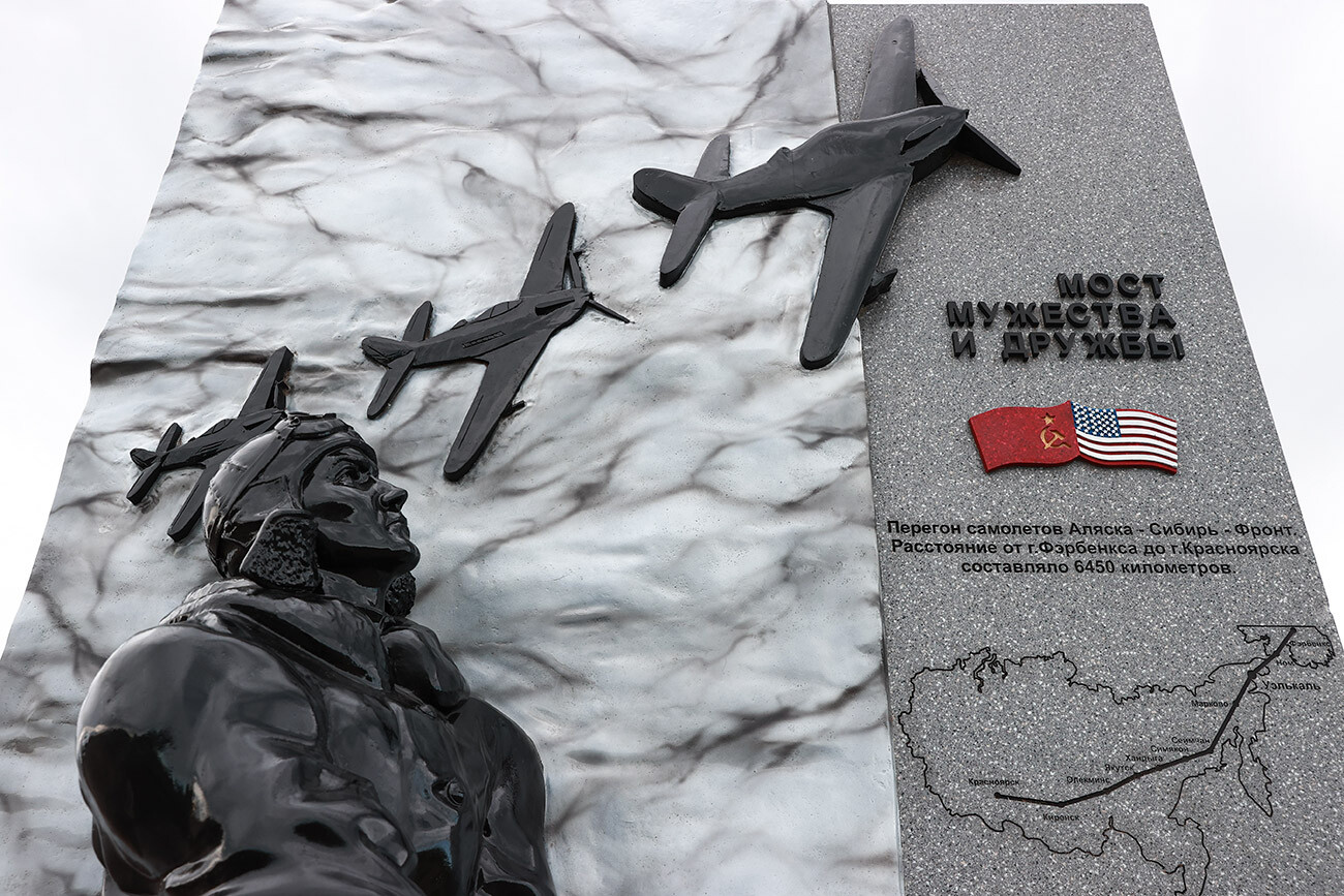 Spomenik pilotom Alsiba v vasi Uelkal, Čukotsko avtonomno okrožje. Alsib je zračna pot med Aljasko in Sibirijo, ki so jo sovjetski in ameriški piloti med drugo svetovno vojno uporabljali za prevoz lovcev in bombnikov, dobavljenih iz ZDA v ZSSR v okviru programa o posojilu in najemu  (Lend-Lease Act)