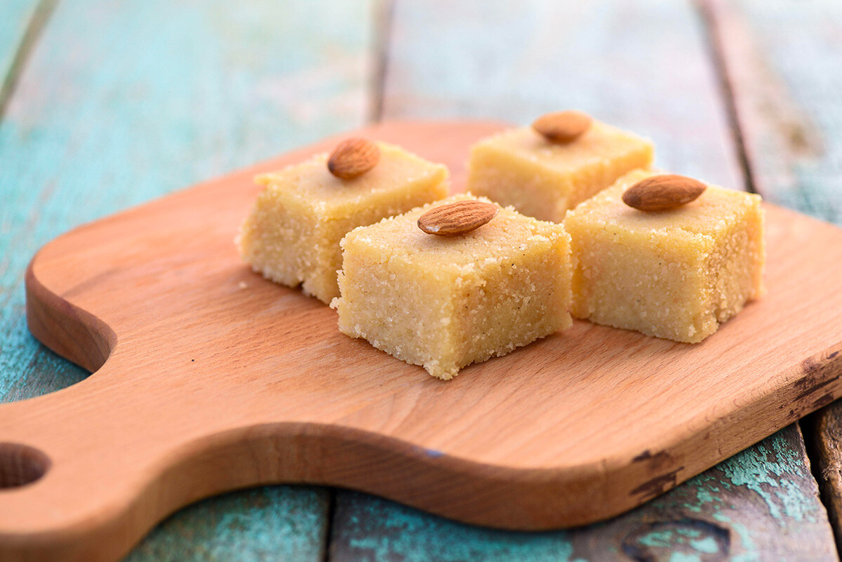 This exotic halva combines the aroma of corn flour with the texture of nuts. 