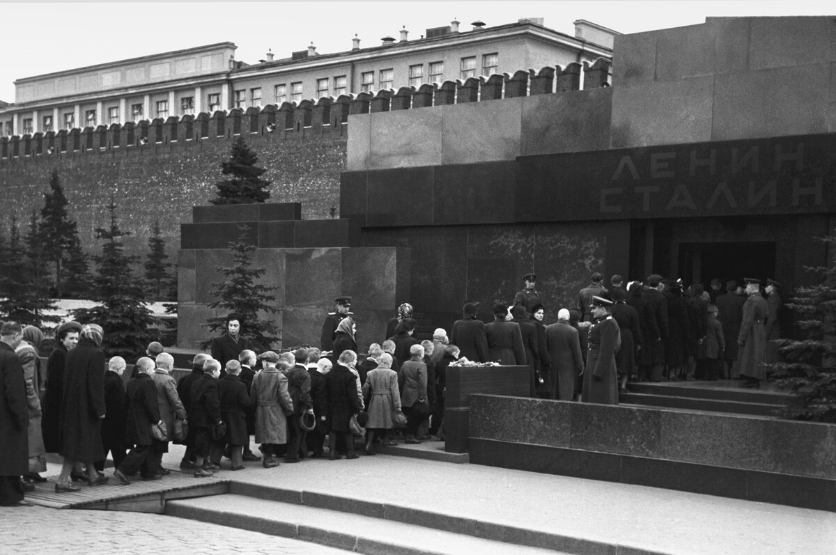 La fila per visitare il mausoleo di Lenin nel 1957