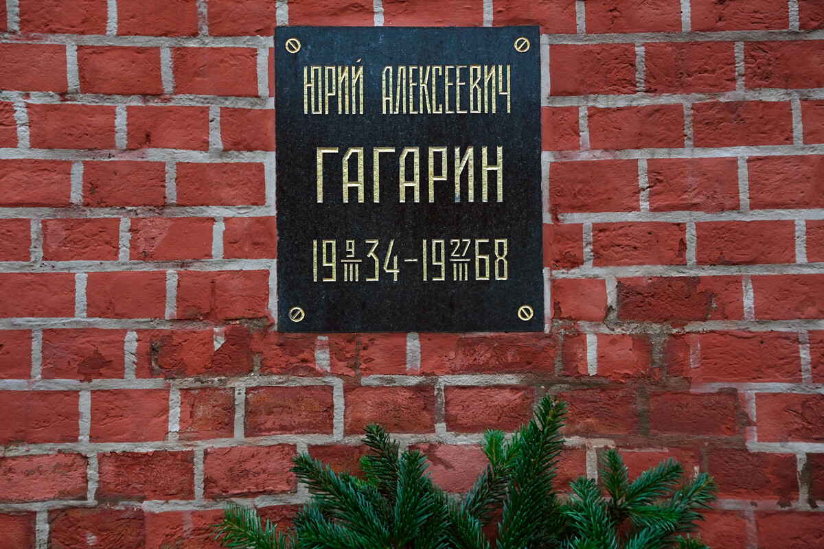 La tomba di Jurij Gagarin, con l’urna con le sue ceneri inserita nelle mura del Cremlino