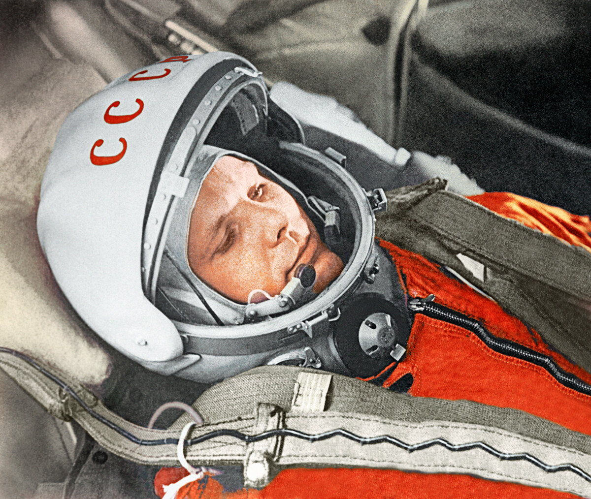 Kozmonavt Jurij Gagarin v pilotski kabini vesoljskega plovila Vostok-1 pred izstrelitvijo. Kozmodrom Bajkonur, 12. april 1961.