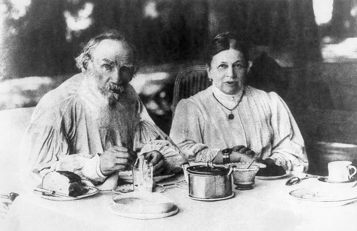 Лев Толстой и Софья Андреевна за обеденным столом