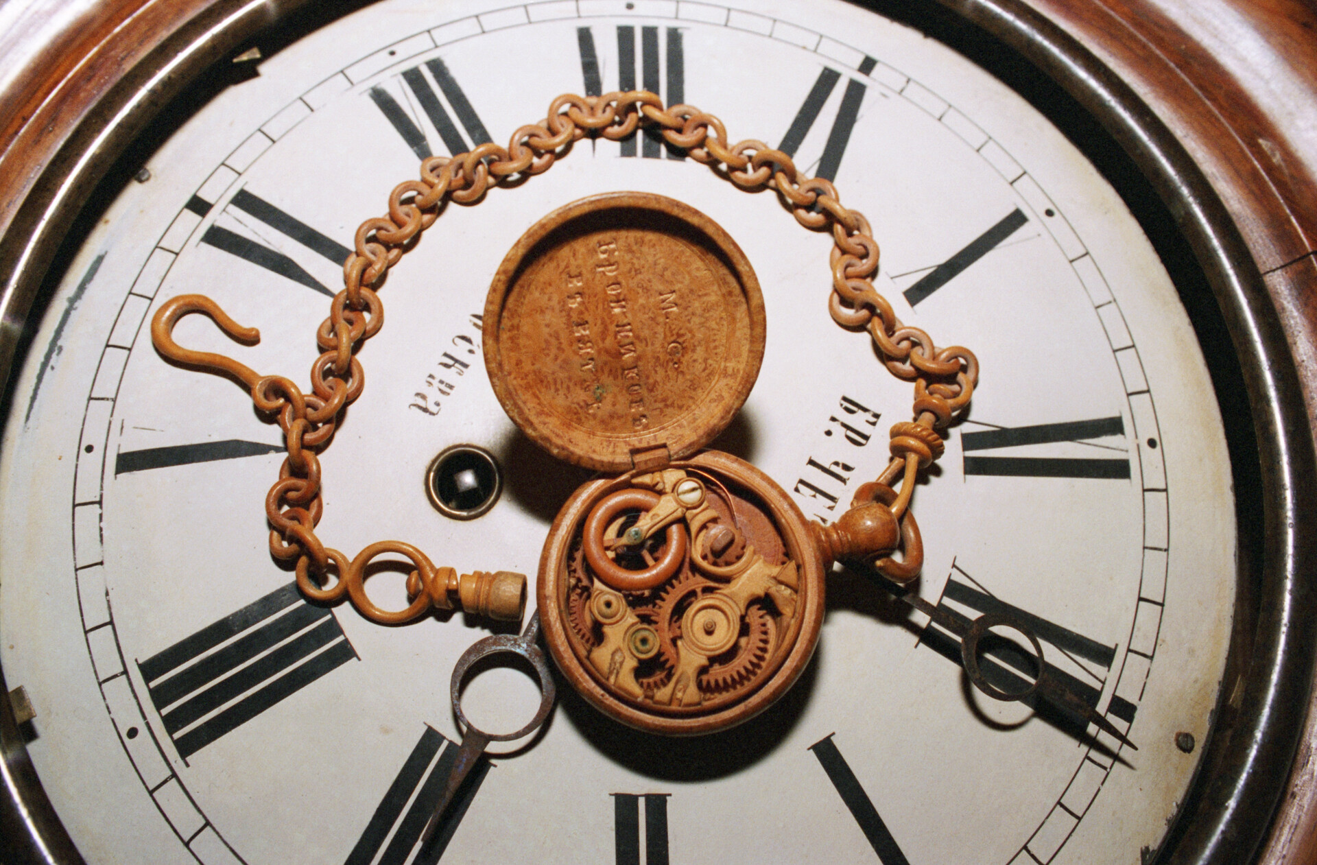 Деревянные карманные часы, которые в 19 веке изготовил русский умелец Семен Бронников.