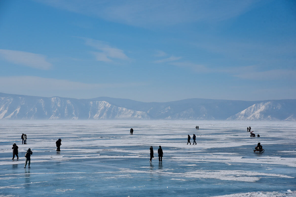 Rusija, Listvjanka: več metrov debeli led Bajkalskega jezera pozimi privablja številne turiste, ki se sprehajajo in drsajo po zrcalno gladki površini. 