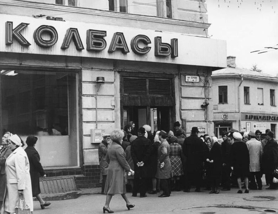 A long queue for sausages. Moscow, 1977. 