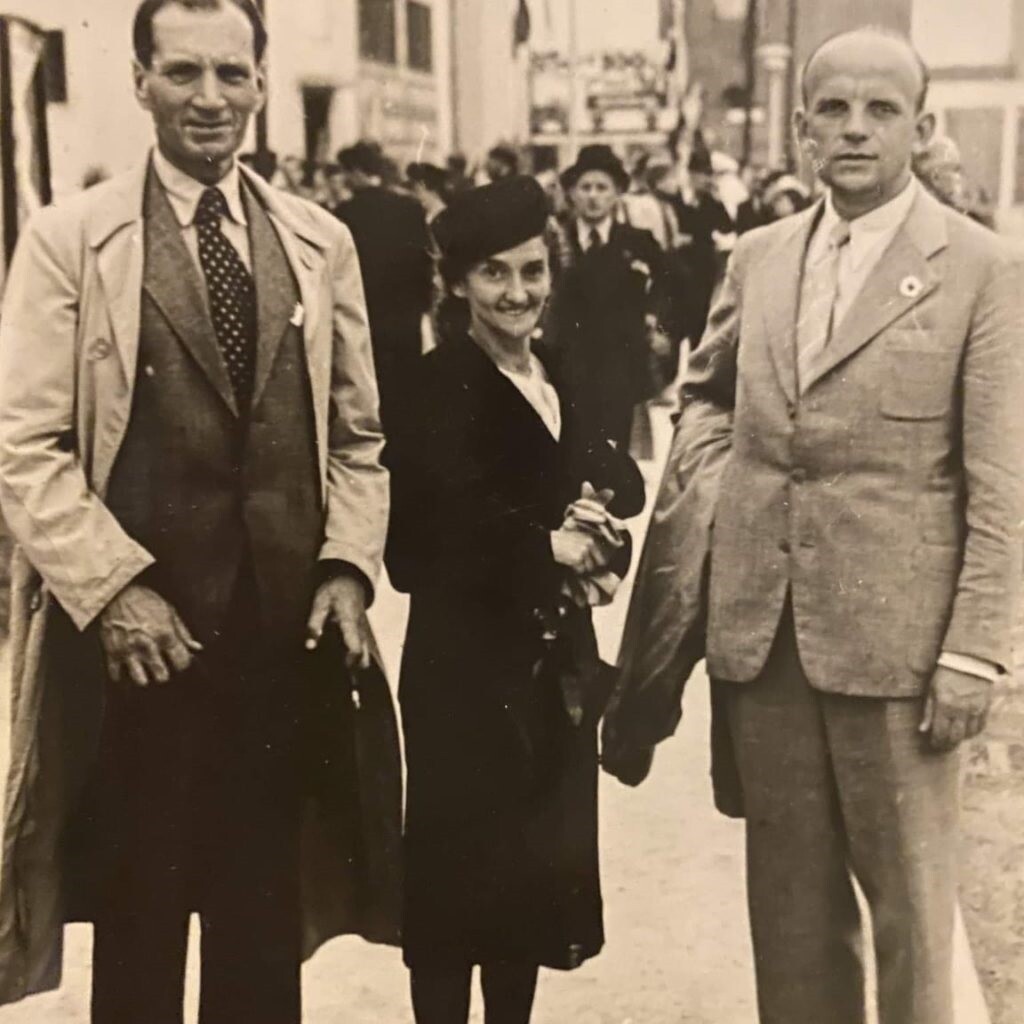 Супрузи Кољубакини и (десно) старији син Сташевског у Београду, 1930-их