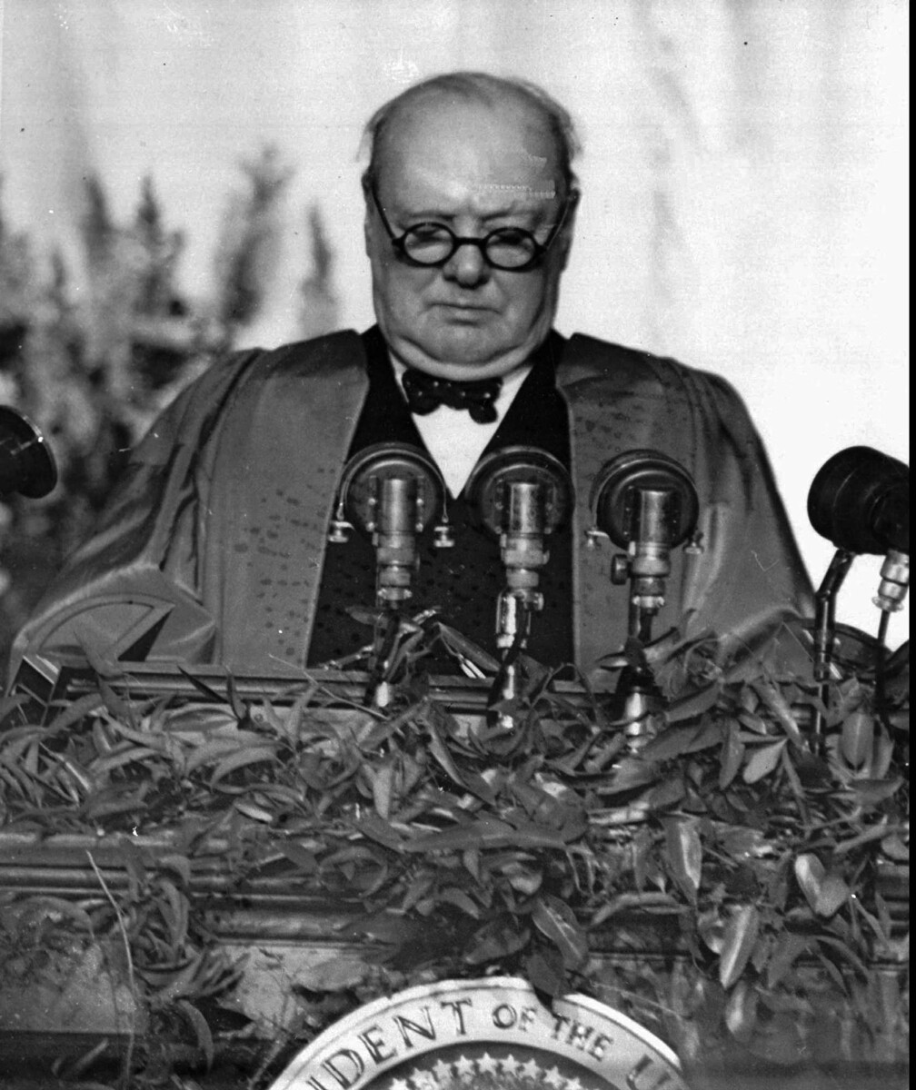 Fotografija z dne 5. marca 1946. Britanski premier Winston Churchill med govorom na Westminstrskem kolidžu v Fultonu.