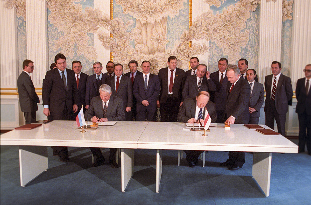 Председник РСФСР Б. Н. Јељцин и председник Врховног Савета Републике Белорусије С. С. Шушкевич потписују Споразум о стварању Савеза Независних Држава. 8. децембар 1991. 