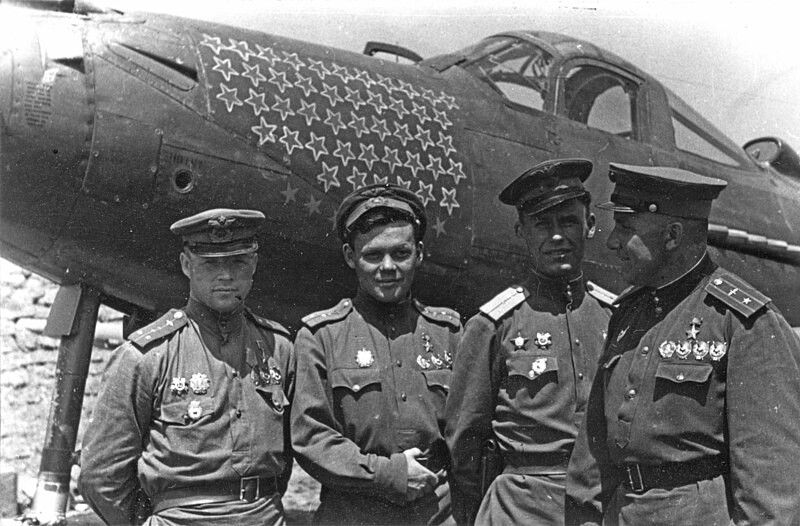 Pilotos soviéticos posando frente a in Airacobra,1944.