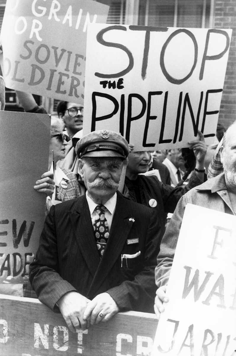 A demonstrator in New York demanding an embargo on the Soviet gas pipeline on August 31, 1982.