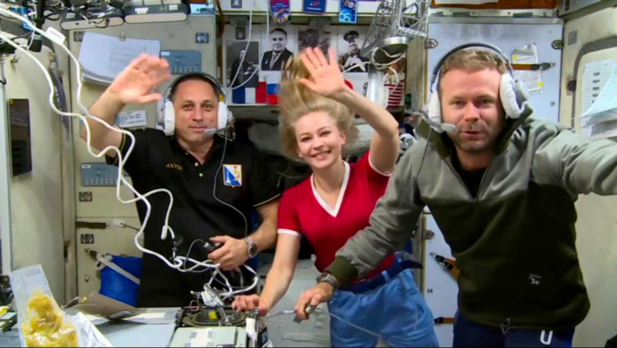  Космонавтът Антон Шкаплеров, актрисата Юлия Пересилд и режисьорът Клим Шипенко (отляво надясно) в Международната галактическа станция 