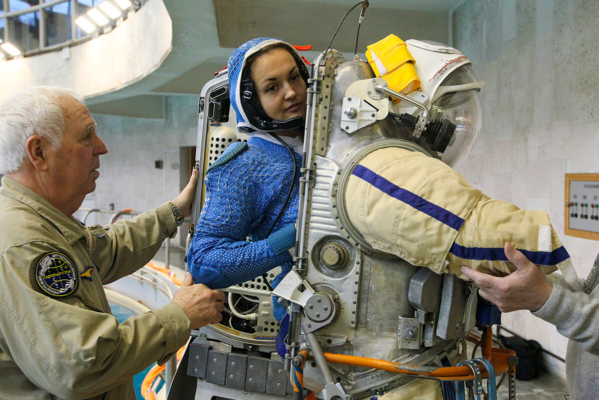  Космонавт Елена Серова на подготовка в хидролабораторията в Звездното градче 
