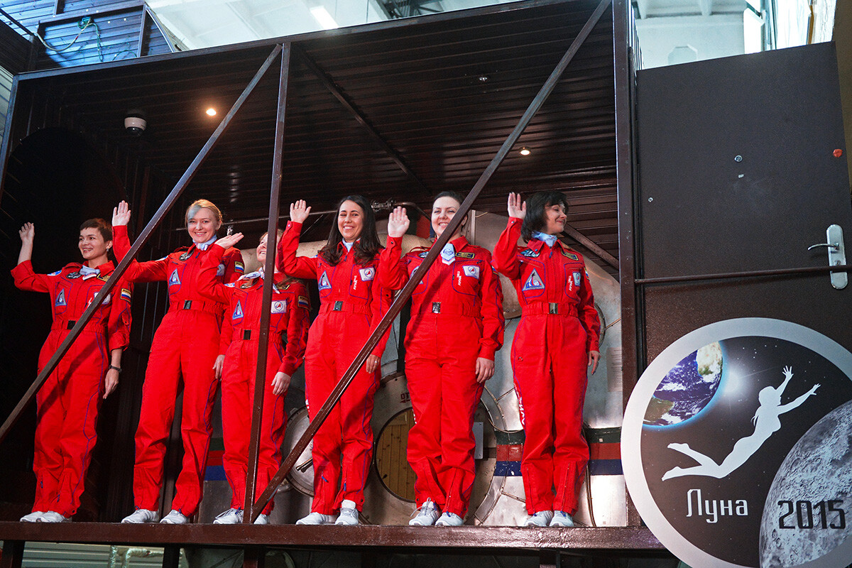  Участници в опита за преструване на прехвръкване на Луната от женския екипаж на 