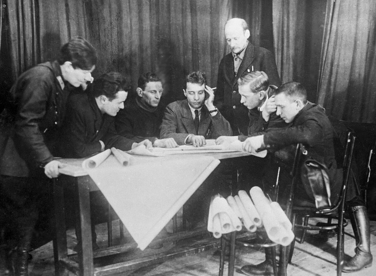 Sergej Koroljov (drugi z leve) s sodelavci raziskovalne skupine za reaktivni pogon, 1932