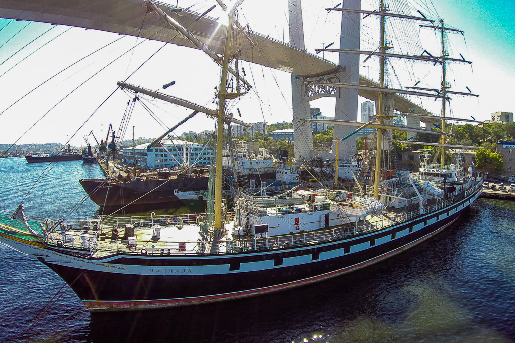 金角湾の帆船「パラーダ」。2014年9月18日。