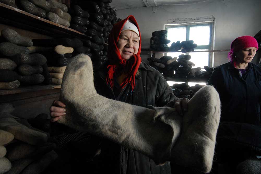 'Valenki' felt boots manufacturing in Altai village