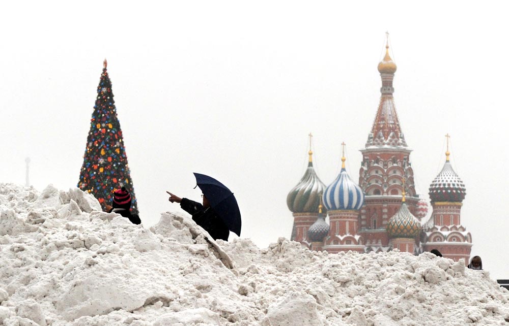2/21. Човек на Црвеном тргу у Москви покушава кишобраном да се заштити од ледене кише. Лед је прекрио улице, дрвеће и аутомобиле, док је температура пала на -5°С.