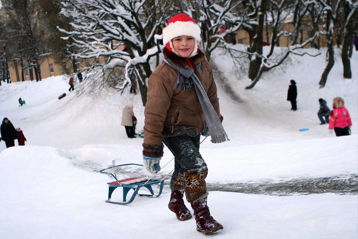 6/21. Деца се зими највише радују санкању на снегу и леду.