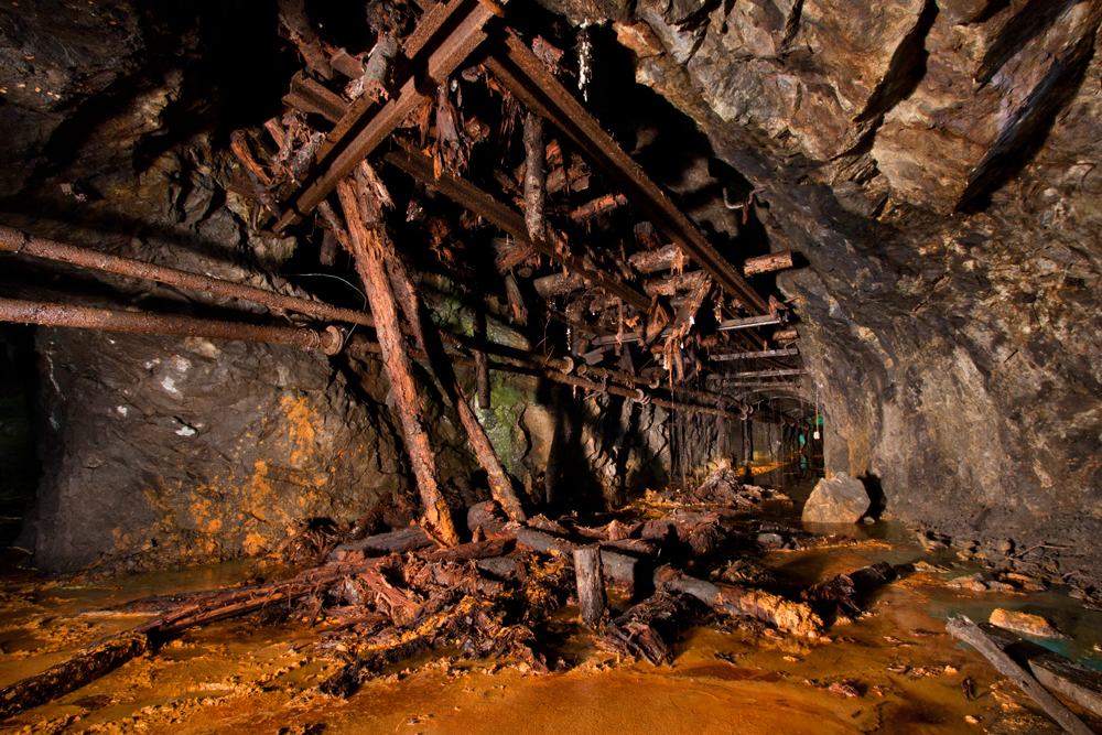 Os perigos do subterrâneo: buracos enormes entre as estruturas, cabos de energia e trilhos com alta voltagem – tirando os trens de verdade.
