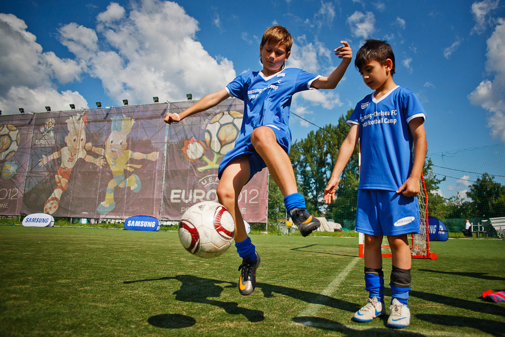 Football master classes for children (including children from orphanages) were held by coaches of the U-16 Chelsea team which were brought to Moscow with help of Samsung Electronics company.
