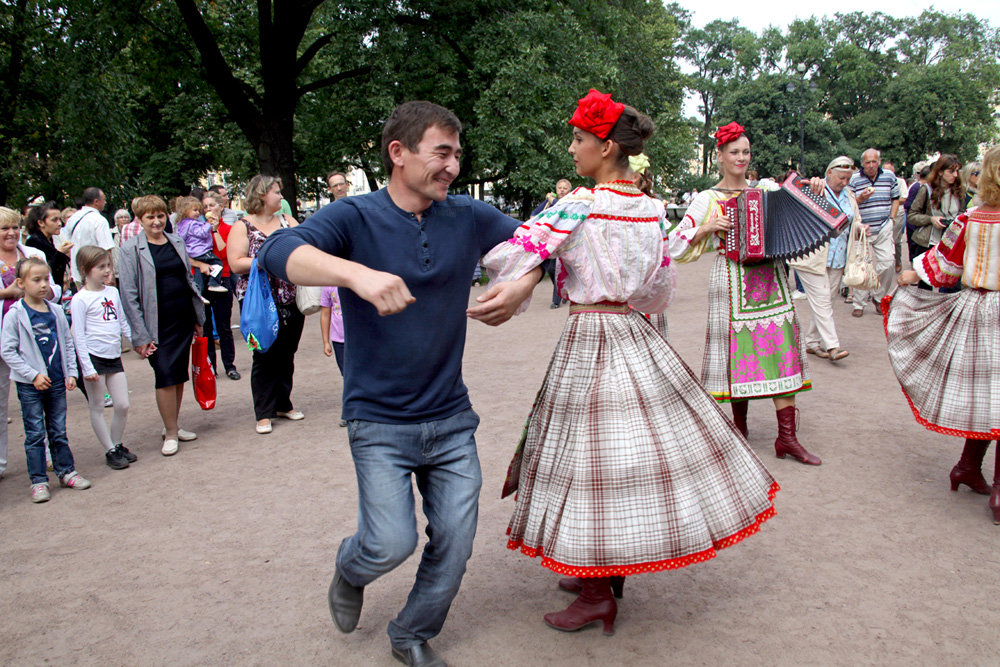 Los rusos concluyen esta fiesta espiritual con una feria, bailes y canciones.