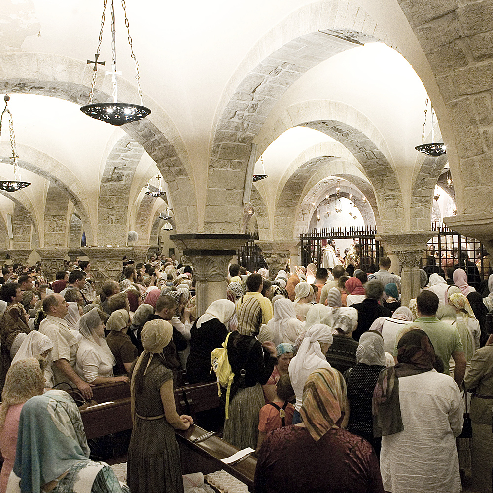 Un momento della liturgia ortodossa nella cripta della Cattedrale dove si trova la Tomba di San Nicola