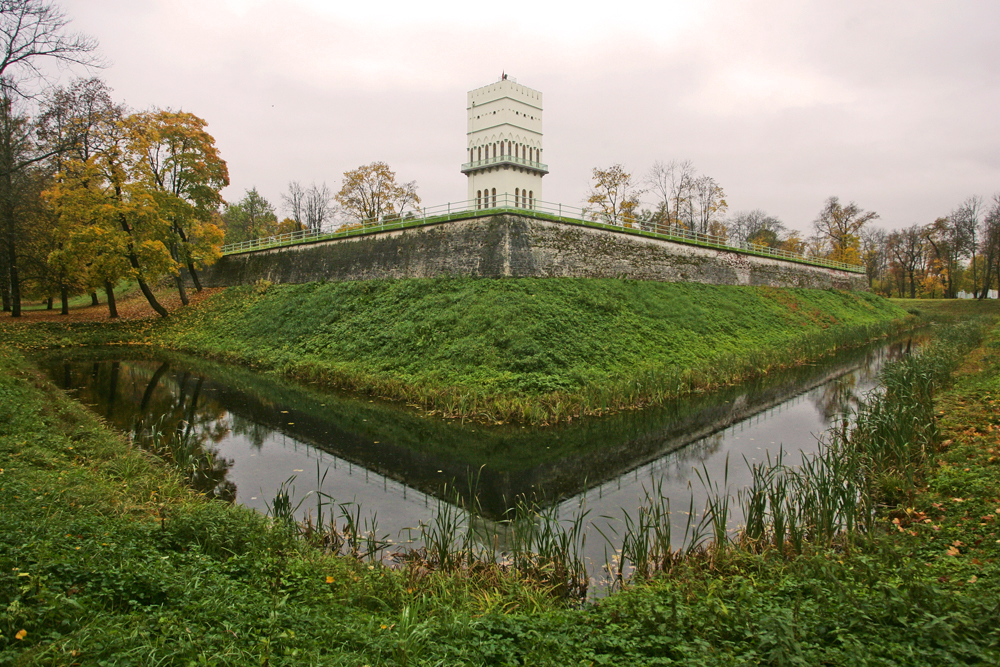The site includes the gate-ruins of two towers separated by a gateway, a &quot;dungeon&quot; 37.8 meters high, and a ditch and rampart, crowned by a brick parapet. During the Great Patriotic War, the White Tower was almost completely destroyed — only the lower floor was preserved. Restoration of the pavilion has been ongoing since the 1990s.